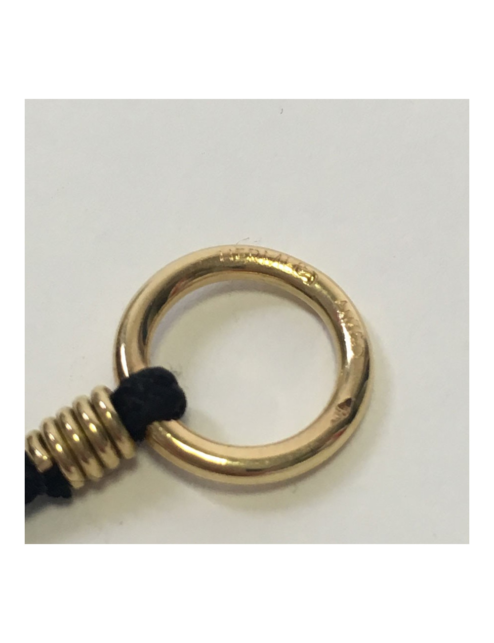 Collier HERMES en or et cordon en tissu noir