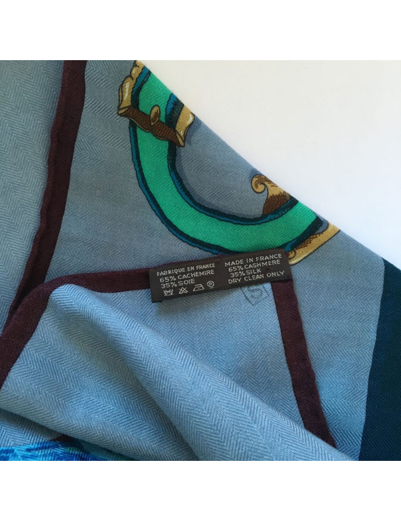 xxx Châle HERMES  "L'instruction du Roy" en soie et cachemire bordeaux, bleu et vert