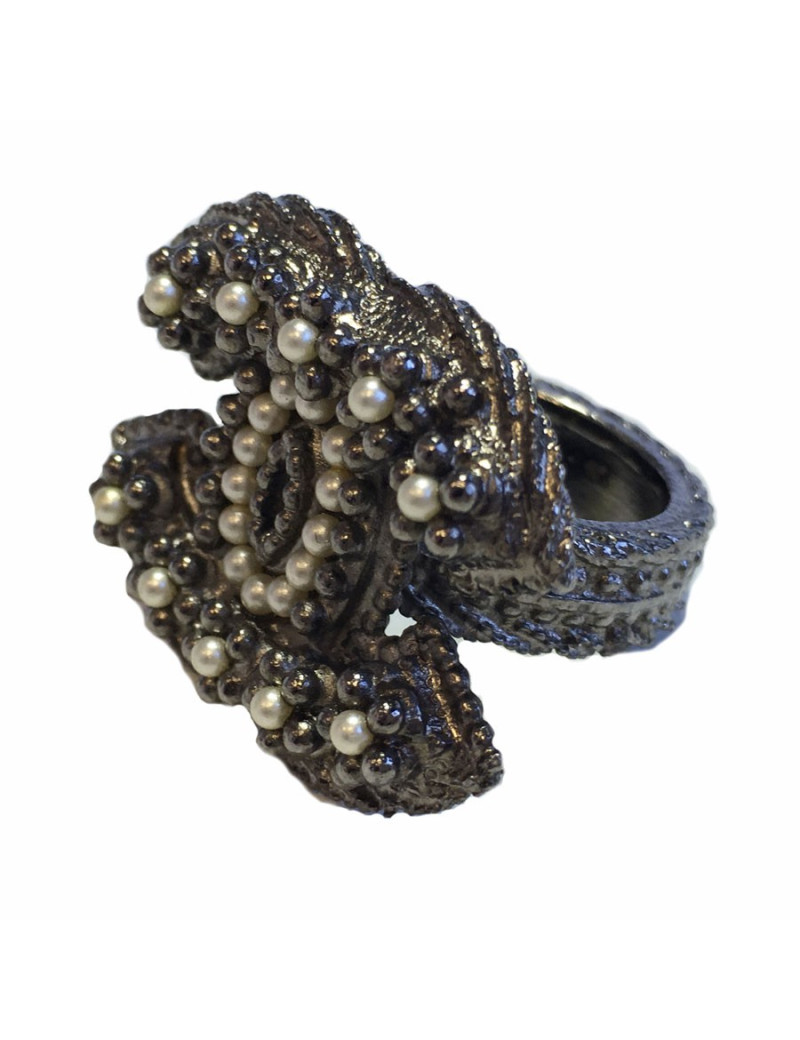Bague CHANEL en ruthénium et petites perles nacrées taille 53