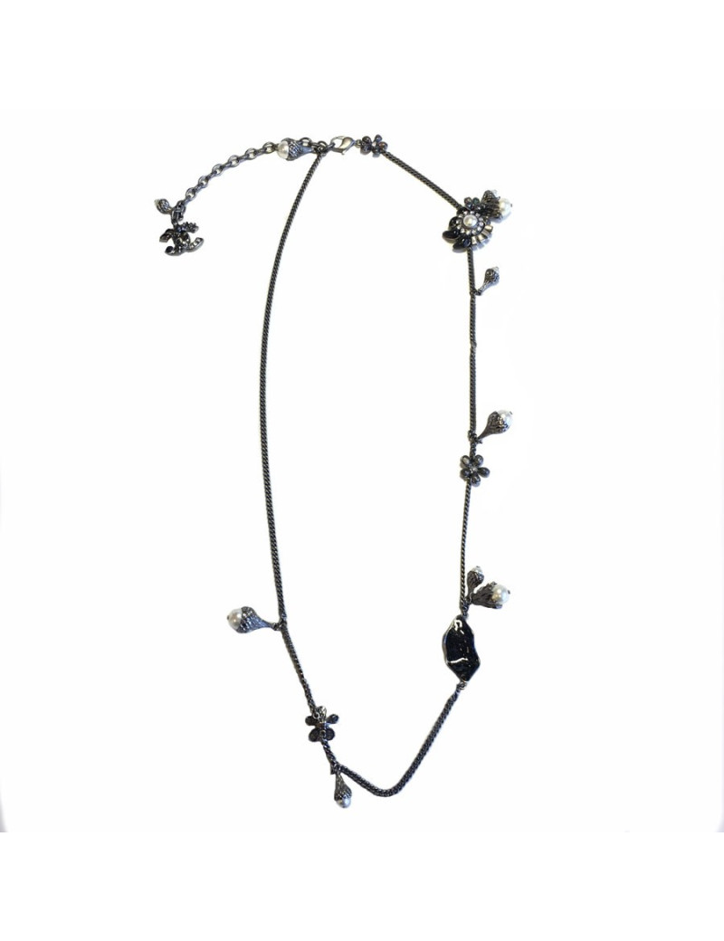 xxx Ceinture sautoir CHANEL en chaine argentée, perles nacrées, fleurs  et CC