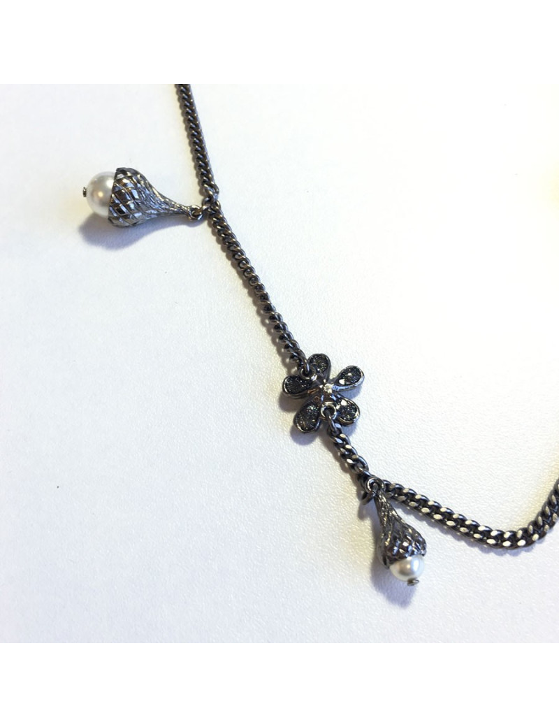 xxx Ceinture sautoir CHANEL en chaine argentée, perles nacrées, fleurs  et CC