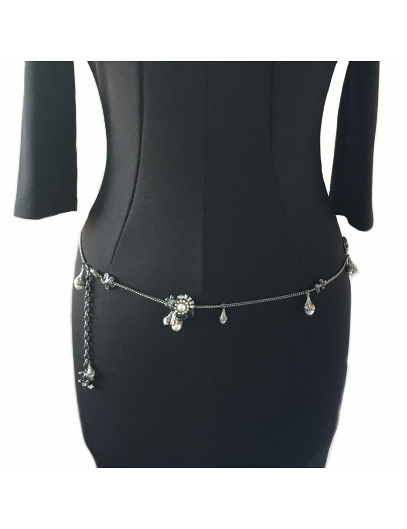 xxx Ceinture sautoir CHANEL en chaine argentée, perles nacrées, fleurs  et CC