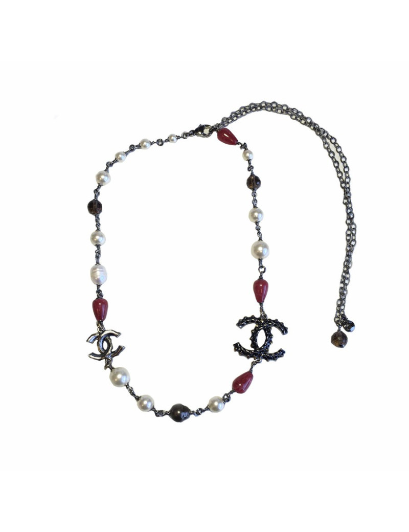 xxx Collier CHANEL chaîne argentée, perles nacrées, perles roses et CC