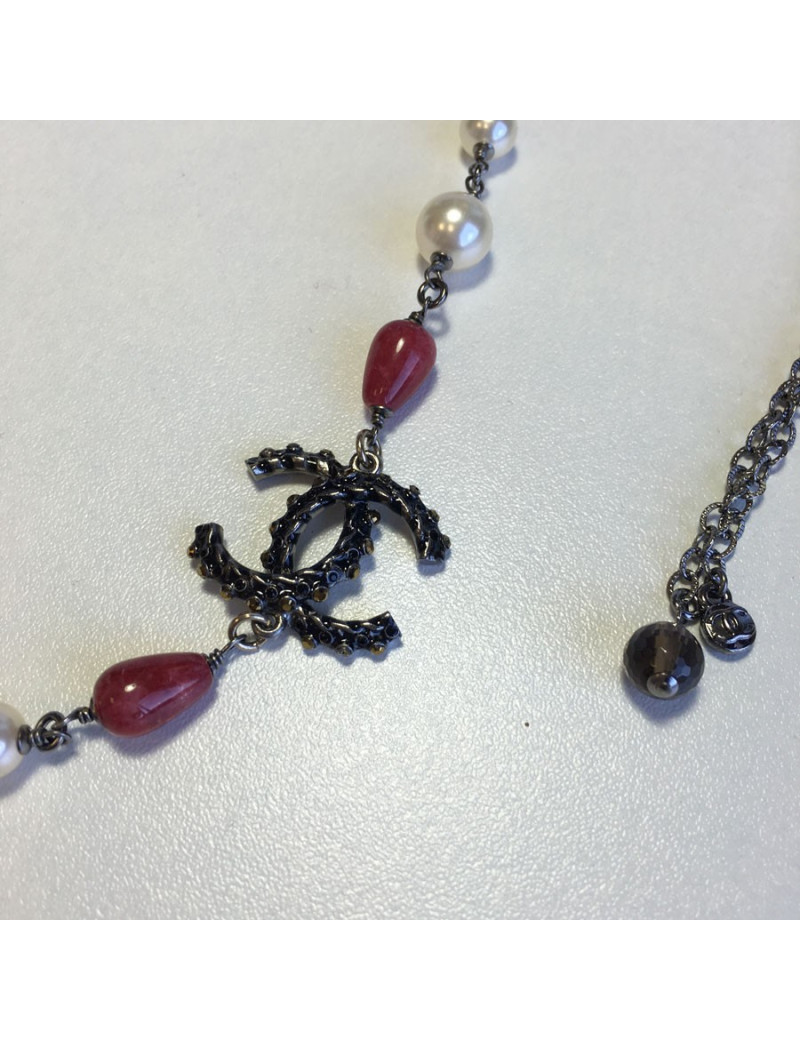 xxx Collier CHANEL chaîne argentée, perles nacrées, perles roses et CC
