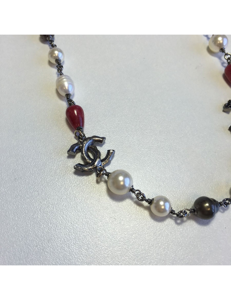 xxx Collier CHANEL chaîne argentée, perles nacrées, perles roses et CC