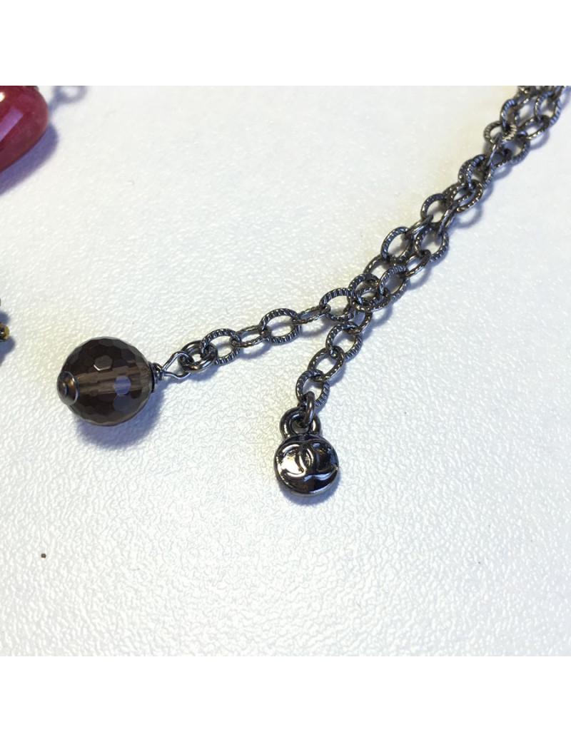 xxx Collier CHANEL chaîne argentée, perles nacrées, perles roses et CC