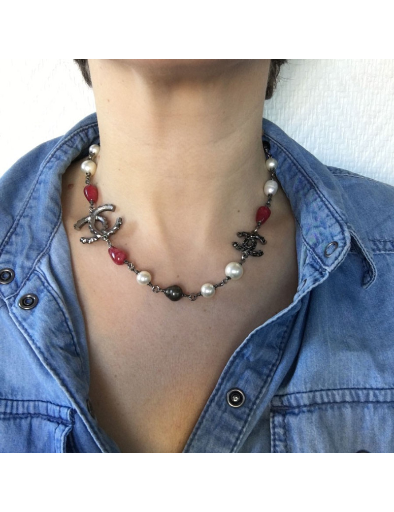 xxx Collier CHANEL chaîne argentée, perles nacrées, perles roses et CC