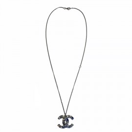 Collier CHANEL chaîne en métal argenté, pendentif CC serti de perles nacrées et en résine