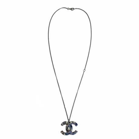 xxx Collier CHANEL chaîne en métal argenté, pendentif CC serti de perles nacrées et en résine