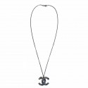 Collier CHANEL chaîne en métal argenté, pendentif CC serti de perles nacrées et en résine