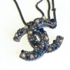 xxx Collier CHANEL chaîne en métal argenté, pendentif CC serti de perles nacrées et en résine