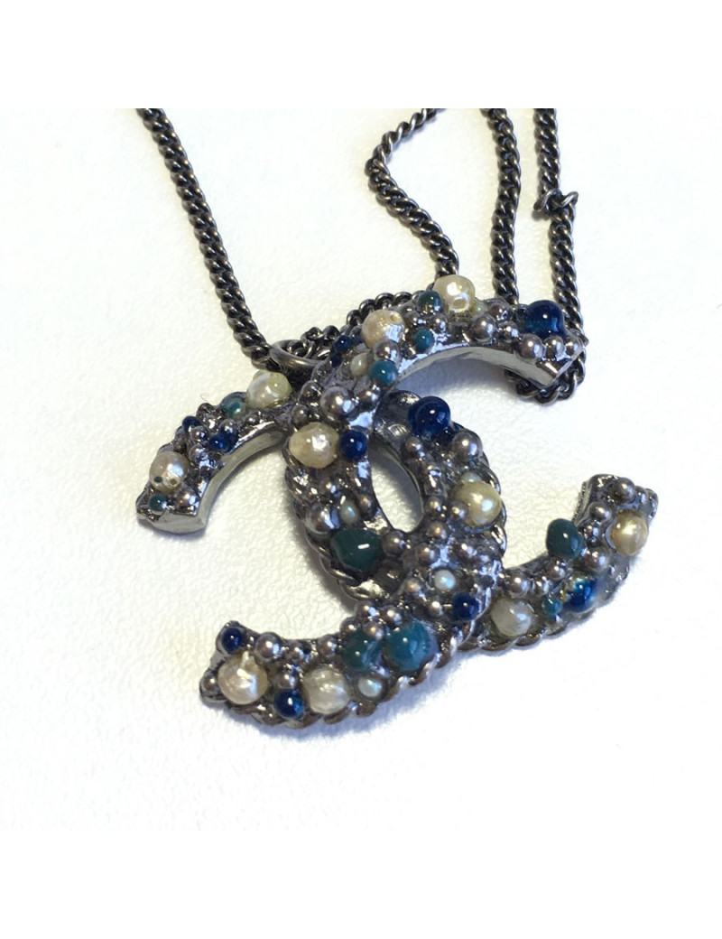 xxx Collier CHANEL chaîne en métal argenté, pendentif CC serti de perles nacrées et en résine