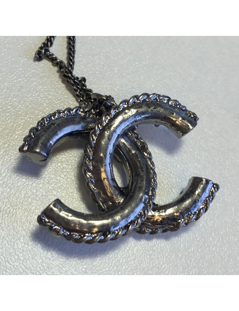 xxx Collier CHANEL chaîne en métal argenté, pendentif CC serti de perles nacrées et en résine