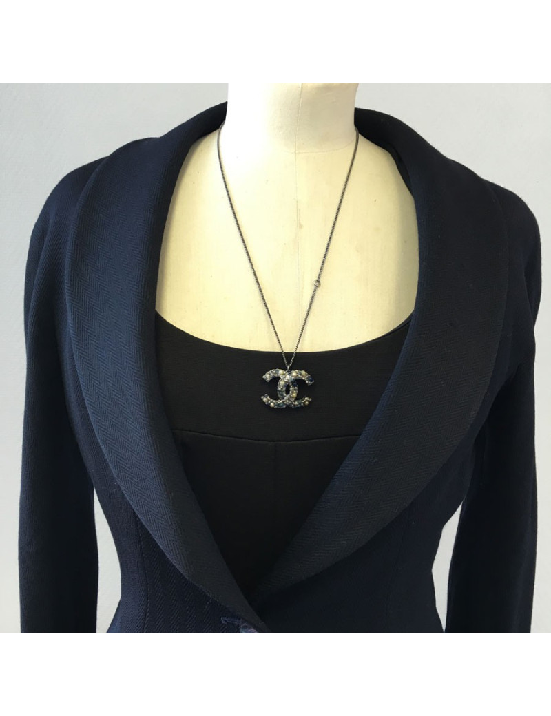 xxx Collier CHANEL chaîne en métal argenté, pendentif CC serti de perles nacrées et en résine