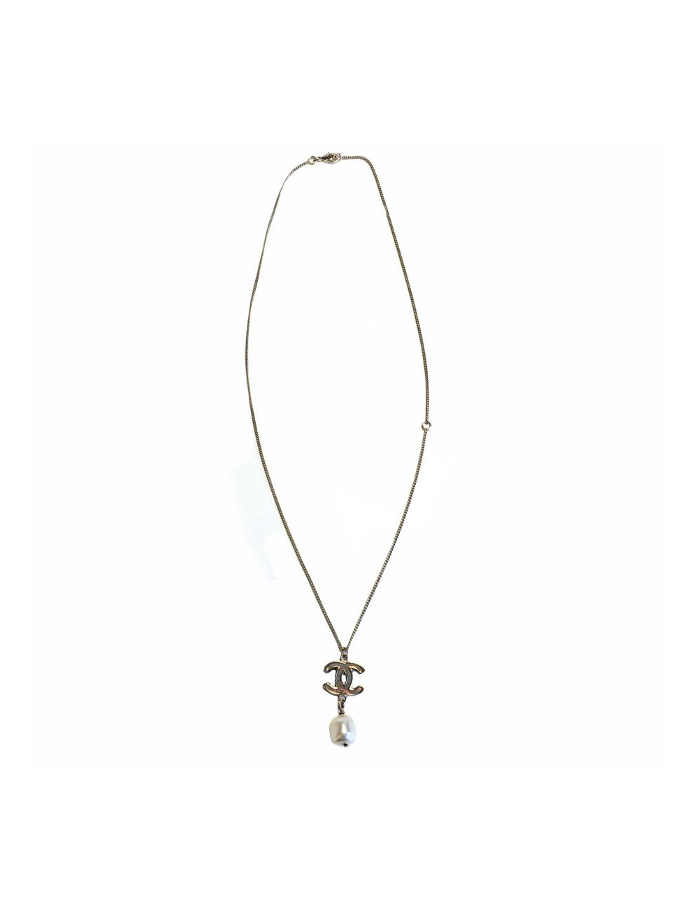 Collier CHANEL en métal doré, cc et perle nacrée