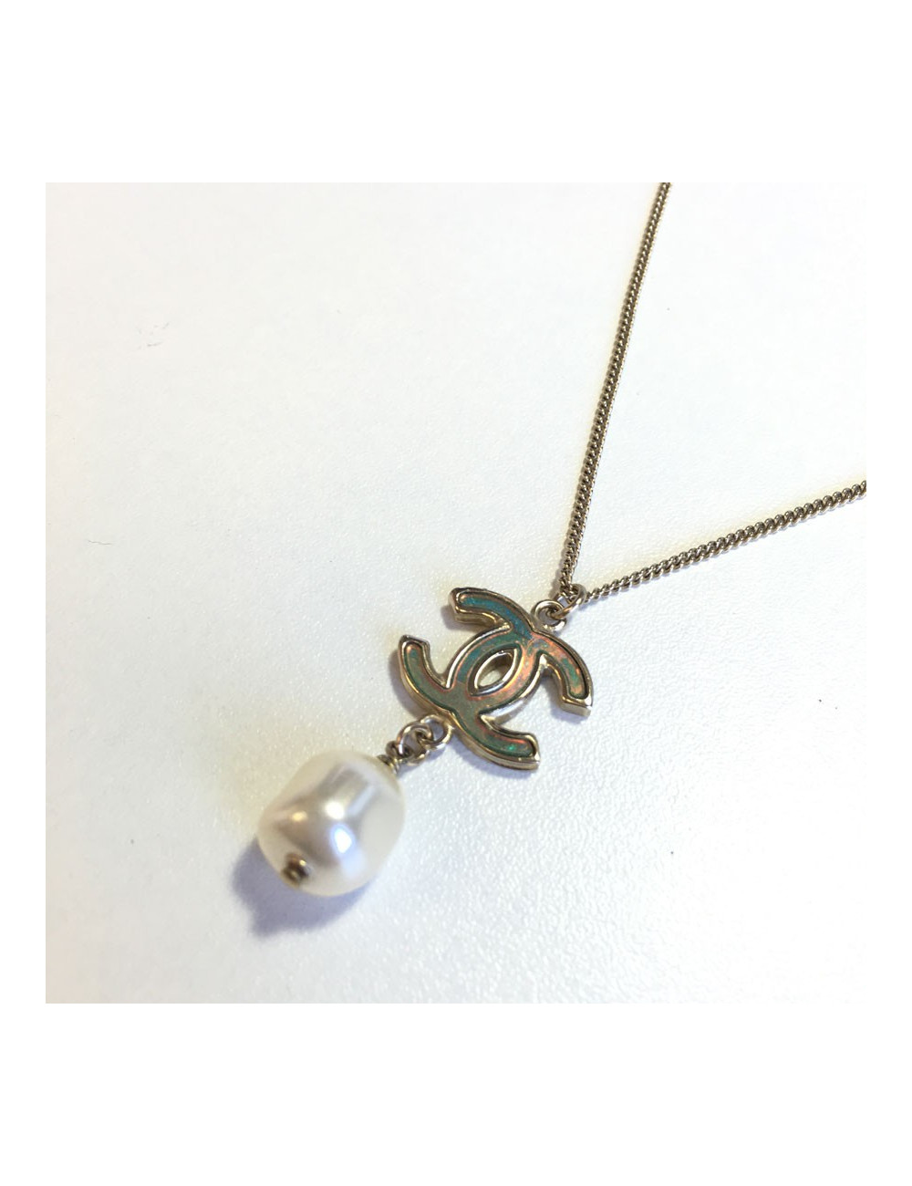 Collier CHANEL en métal doré, cc et perle nacrée