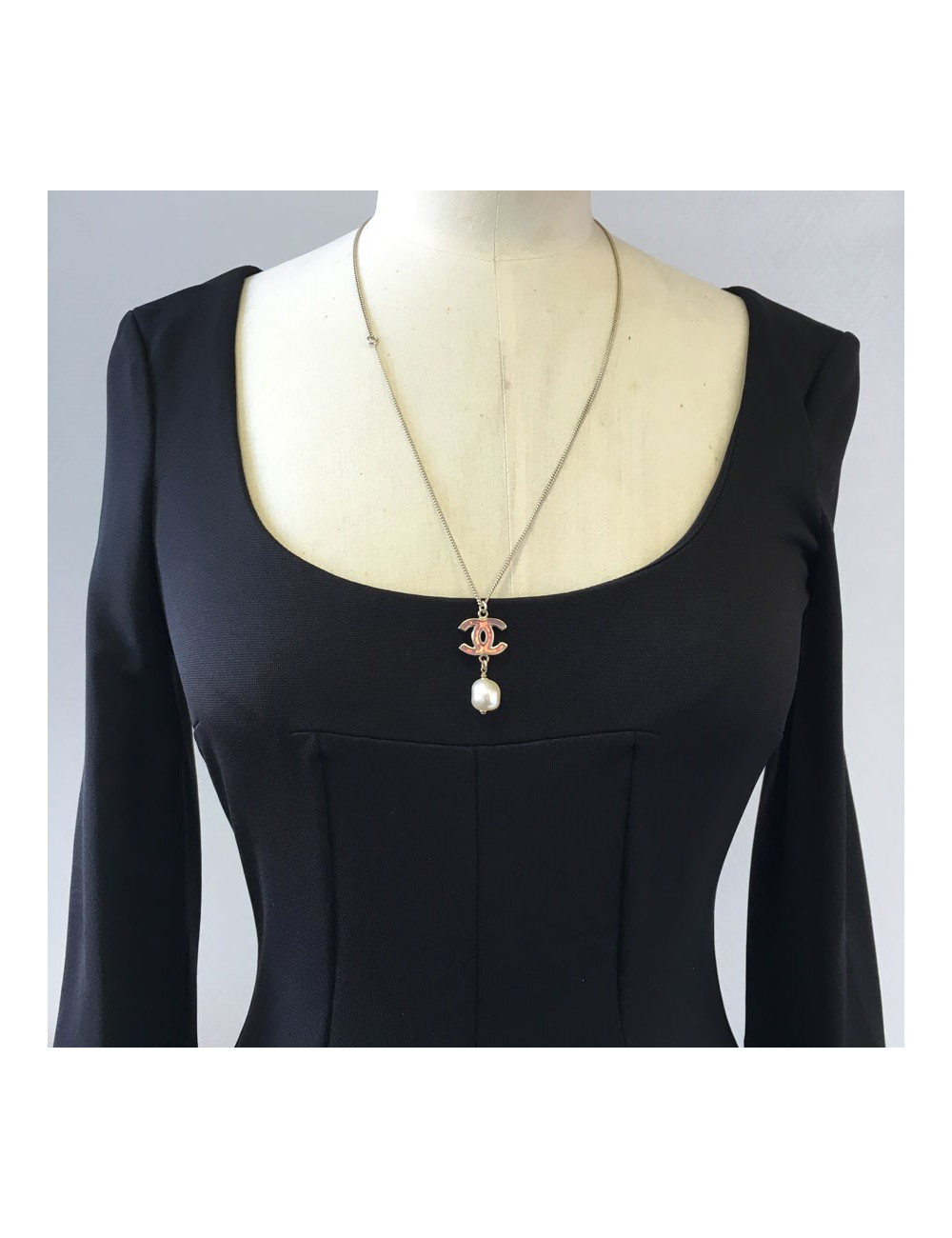 Collier CHANEL en métal doré, cc et perle nacrée