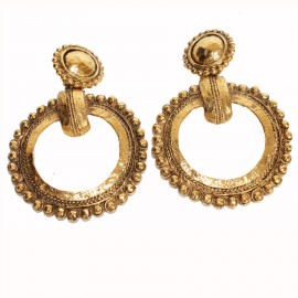 CHANEL Vintage dangling clip-on earrings in gilded, hammered metal