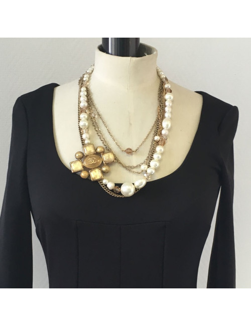Collier CHANEL multiple rangs de perles, chaînes et pièce en métal doré