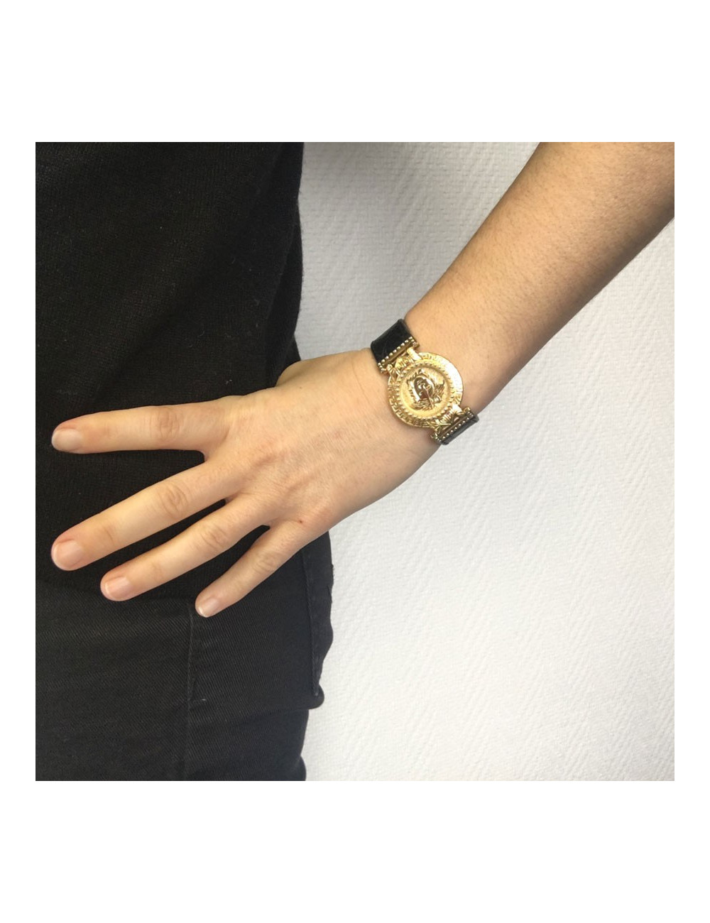 VERSACE "Signature Médusa" watch in gold plate and black leather