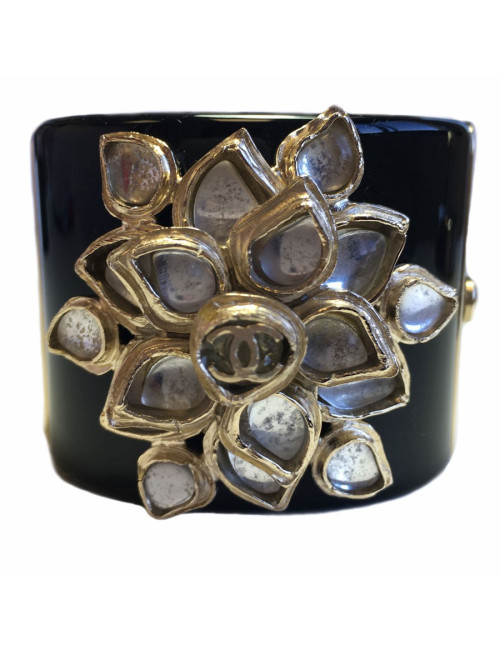 CHANEL cuff in black resin and flower in gold metal and transparent resin