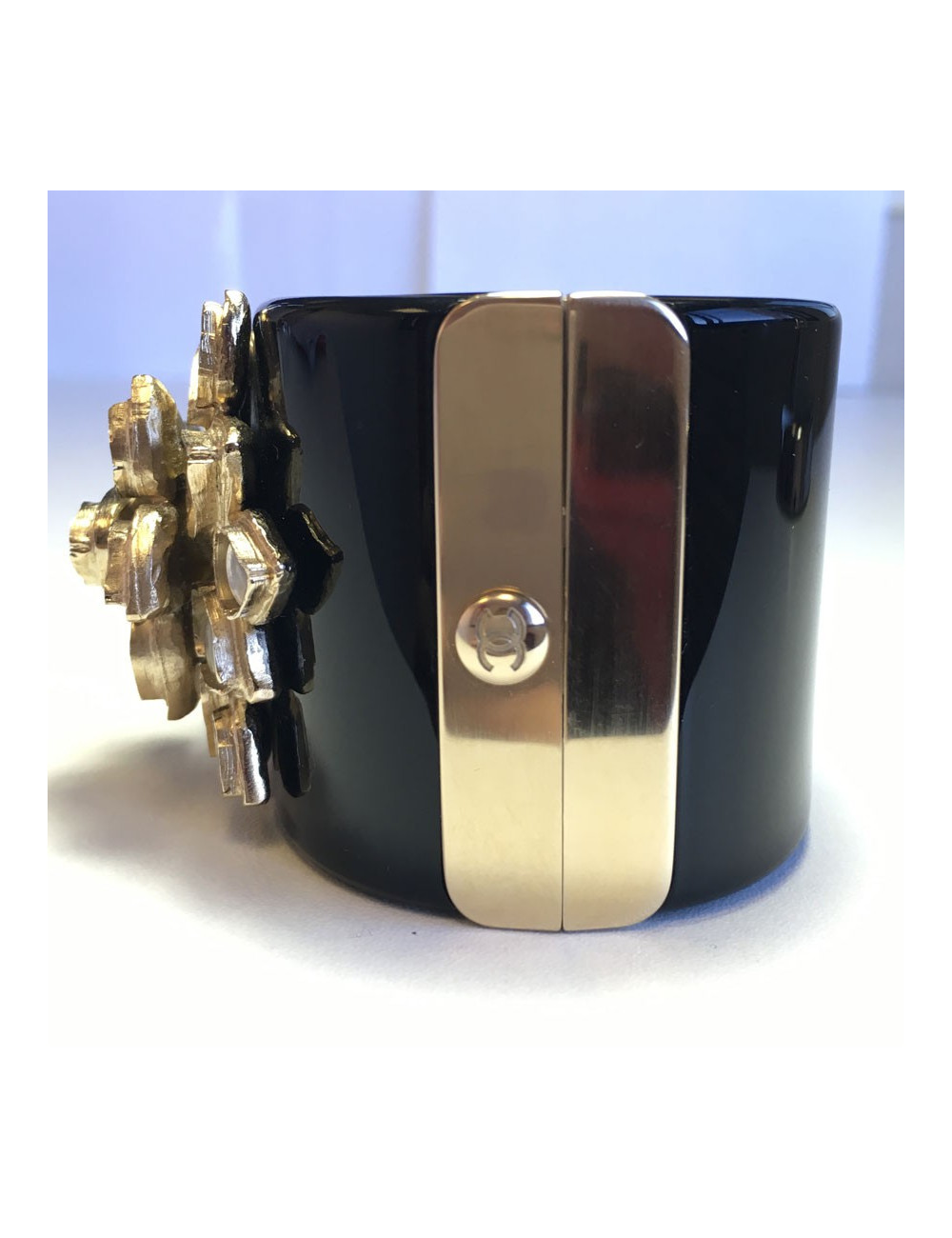 CHANEL cuff in black resin and flower in gold metal and transparent resin