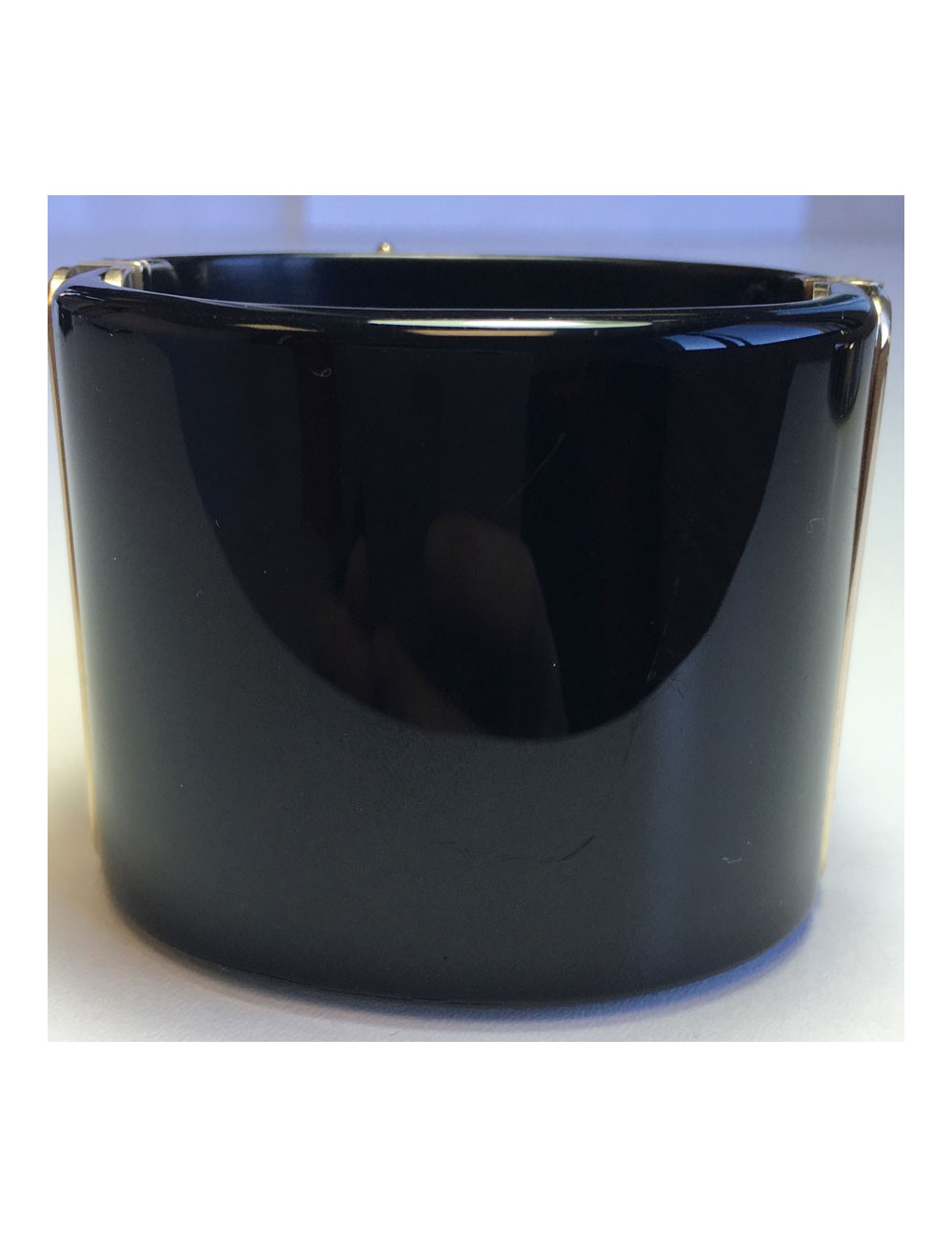 Manchette CHANEL en résine noire et fleur en métal doré et résine transparente