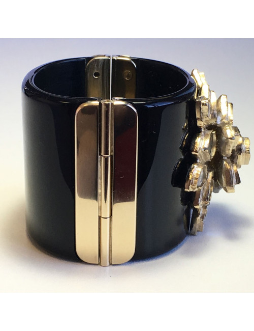 Manchette CHANEL en résine noire et fleur en métal doré et résine transparente