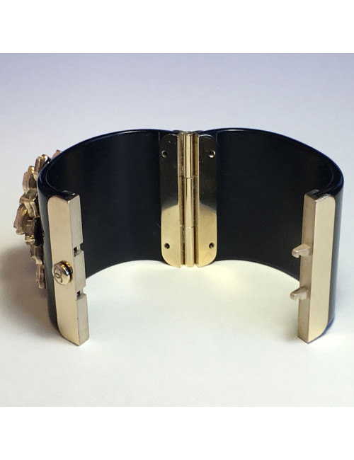 Manchette CHANEL en résine noire et fleur en métal doré et résine transparente