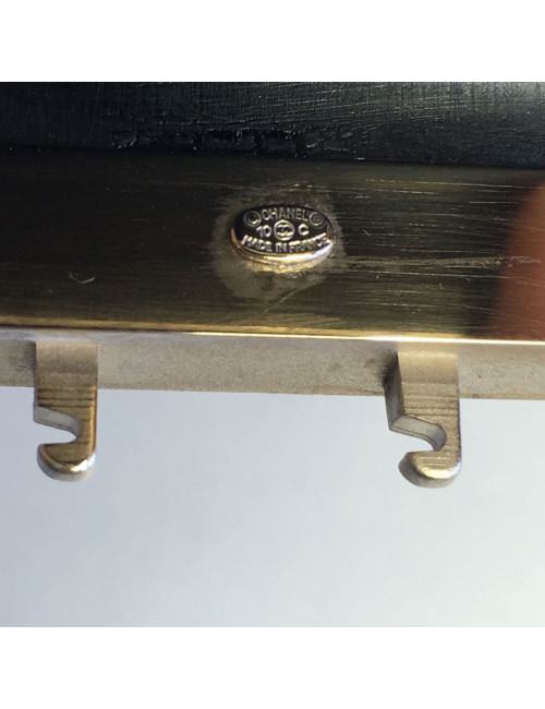 Manchette CHANEL en résine noire et fleur en métal doré et résine transparente