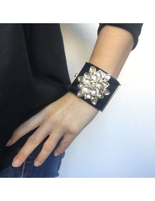 CHANEL cuff in black resin and flower in gold metal and transparent resin