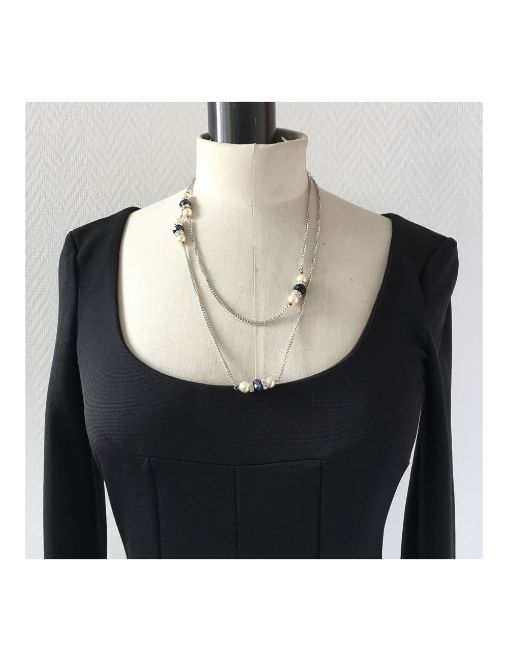MARGUERITE de VALOIS silver chain, pearly beads, rhinestones and black stones long necklace
