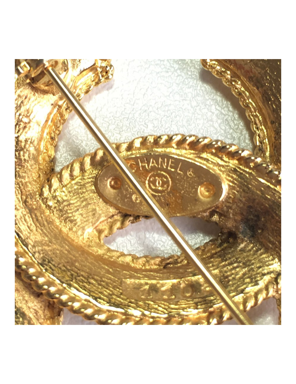 Broche CHANEL CC en métal doré