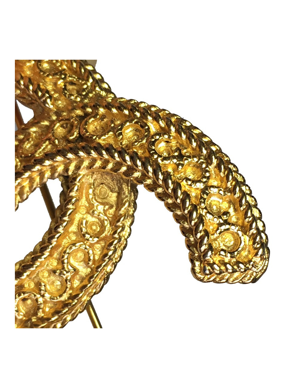 Broche CHANEL CC en métal doré