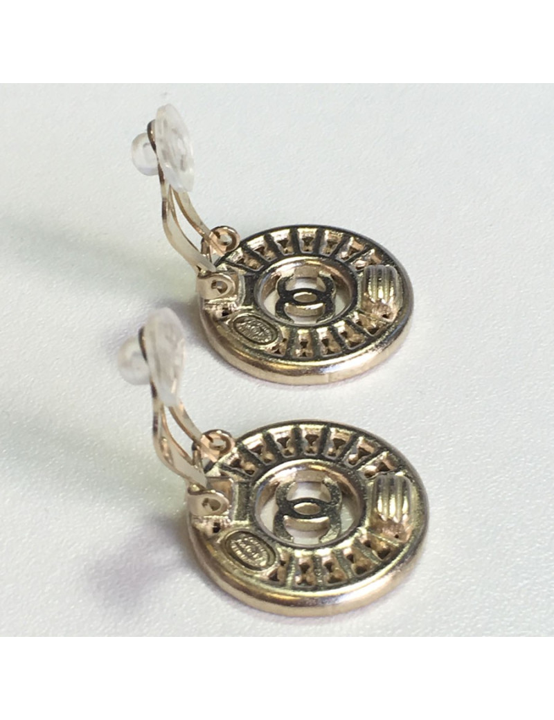 Boucles d'oreille clips CHANEL ronde en métal doré, perles nacrées er strass baguettes