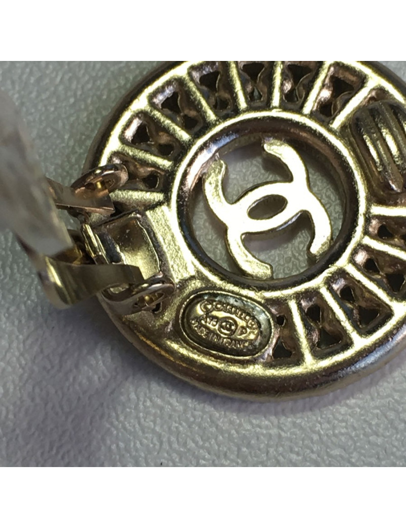 Boucles d'oreille clips CHANEL ronde en métal doré, perles nacrées er strass baguettes