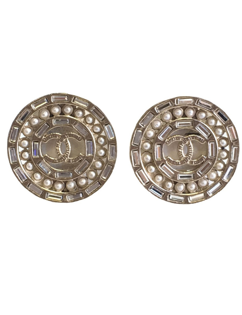 Boucles d'oreille clips CHANEL ronde en métal doré, perles nacrées er strass baguettes