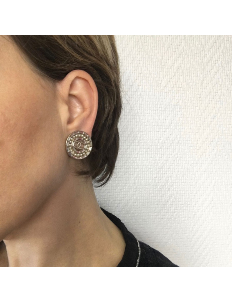 CHANEL round clip-on earrings in gilded metal, CC and Rhinestones