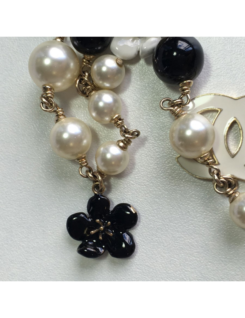 Sautoir CHANEL chaine dorée, perles nacrées et noires, camélia en émail