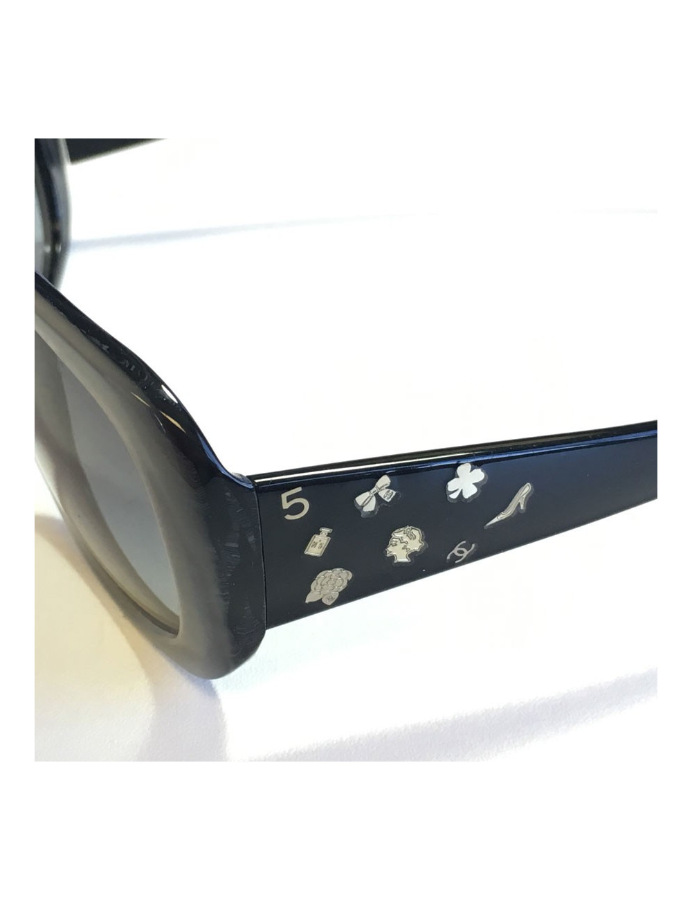 xxx Lunettes de soleil CHANEL en plastique gris et noir