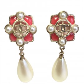 CHANEL pendant clip-on earrings in Gilded metal, pearls and pink resin