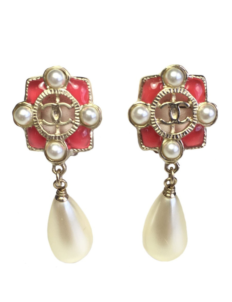 Boucles d'oreille clips CHANEL perle nacrée et résine rose