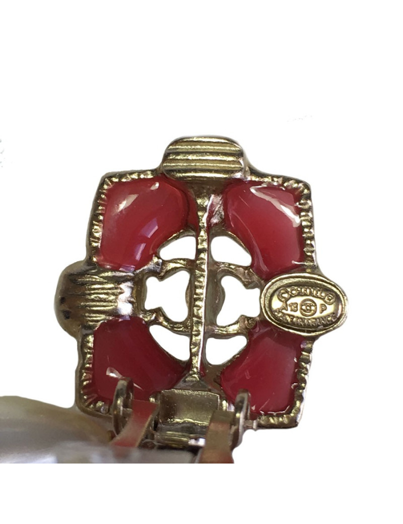Boucles d'oreille clips CHANEL perle nacrée et résine rose