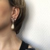 Boucles d'oreille clips CHANEL perle nacrée et résine rose