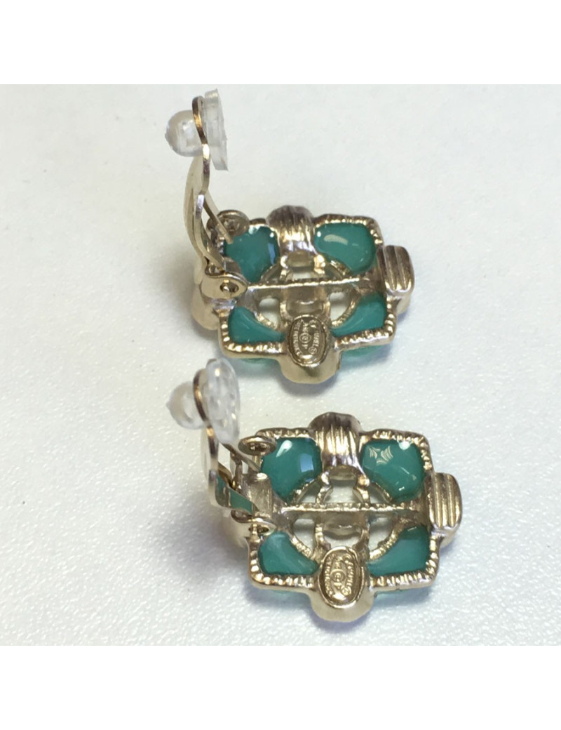Boucles d'oreille clips CHANEL en résine couleur jade et métal doré