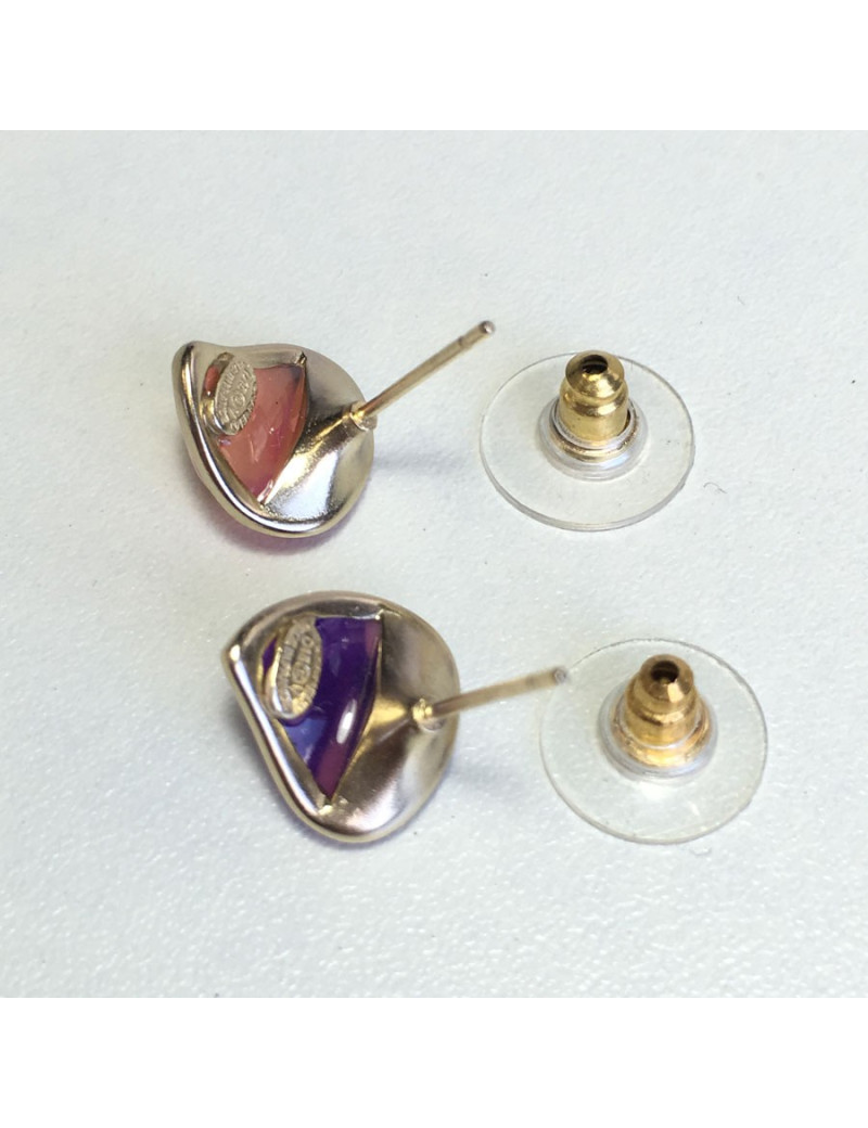 Boucles d'oreille clous CHANEL dorés et résine multicolore