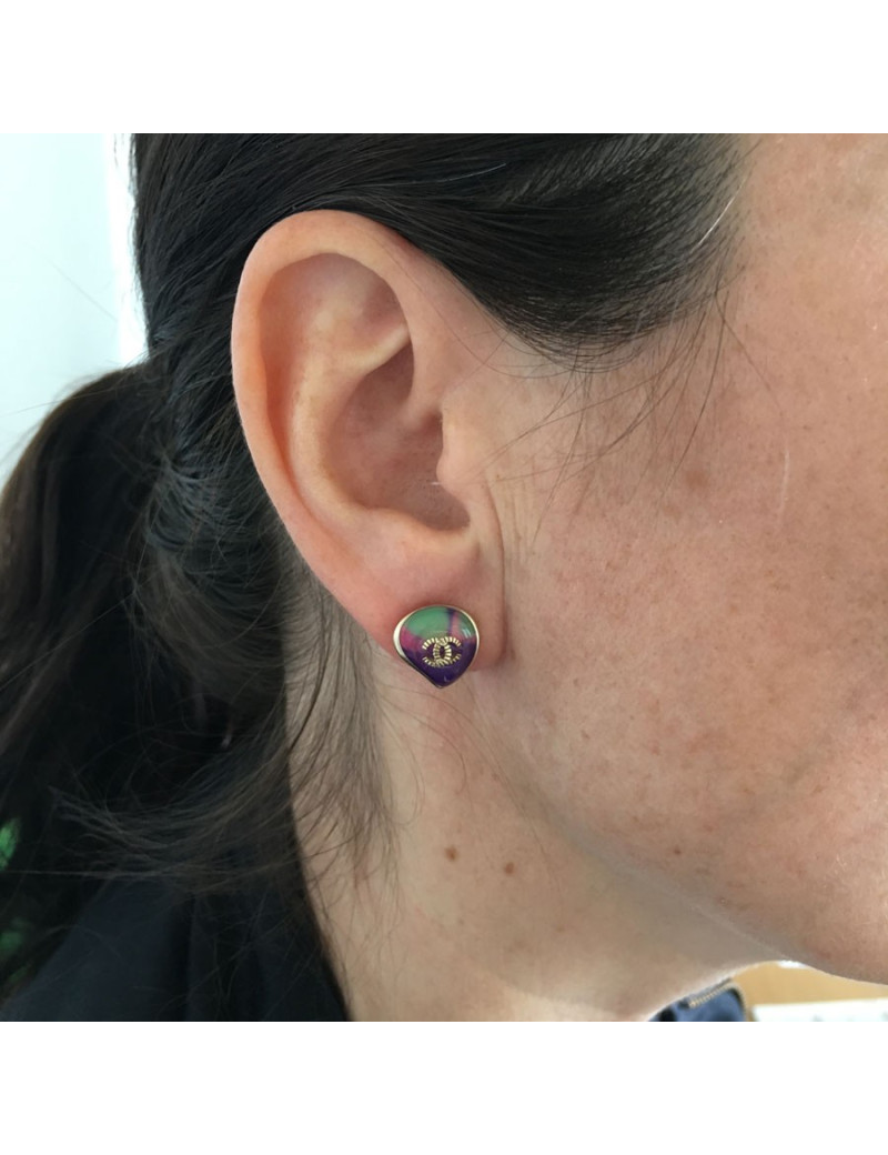 Boucles d'oreille clous CHANEL dorés et résine multicolore