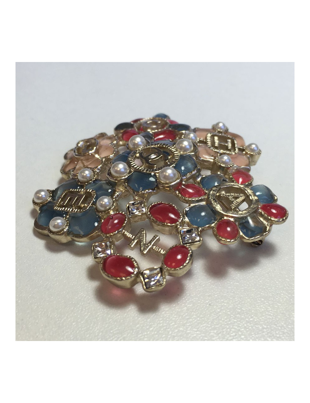 Broche CHANEL en résine multicolore et métal doré