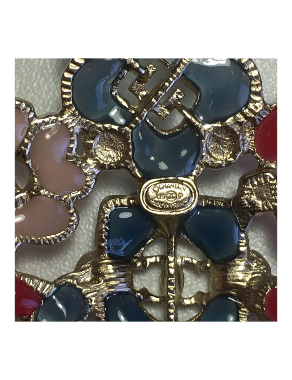 Broche CHANEL en résine multicolore et métal doré