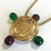Necklace CHANEL Vintage 80 ' in gold metal and green and Burgundy resin
